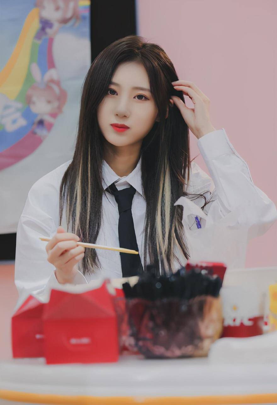 何况是陌生人私信如同骚扰一样的告白,可想而知金莹玥也是不会回应的