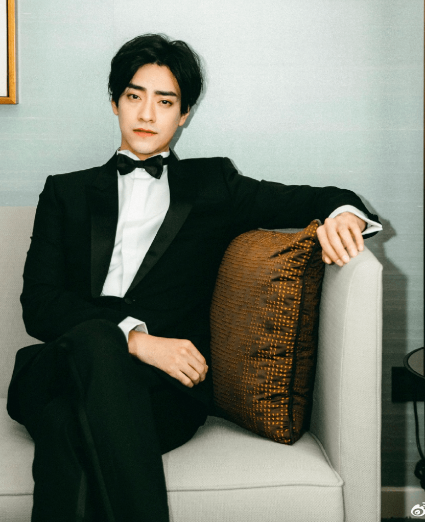 31岁郑云龙近照曝光生图被赞颜值很高网友吐槽审美开倒车