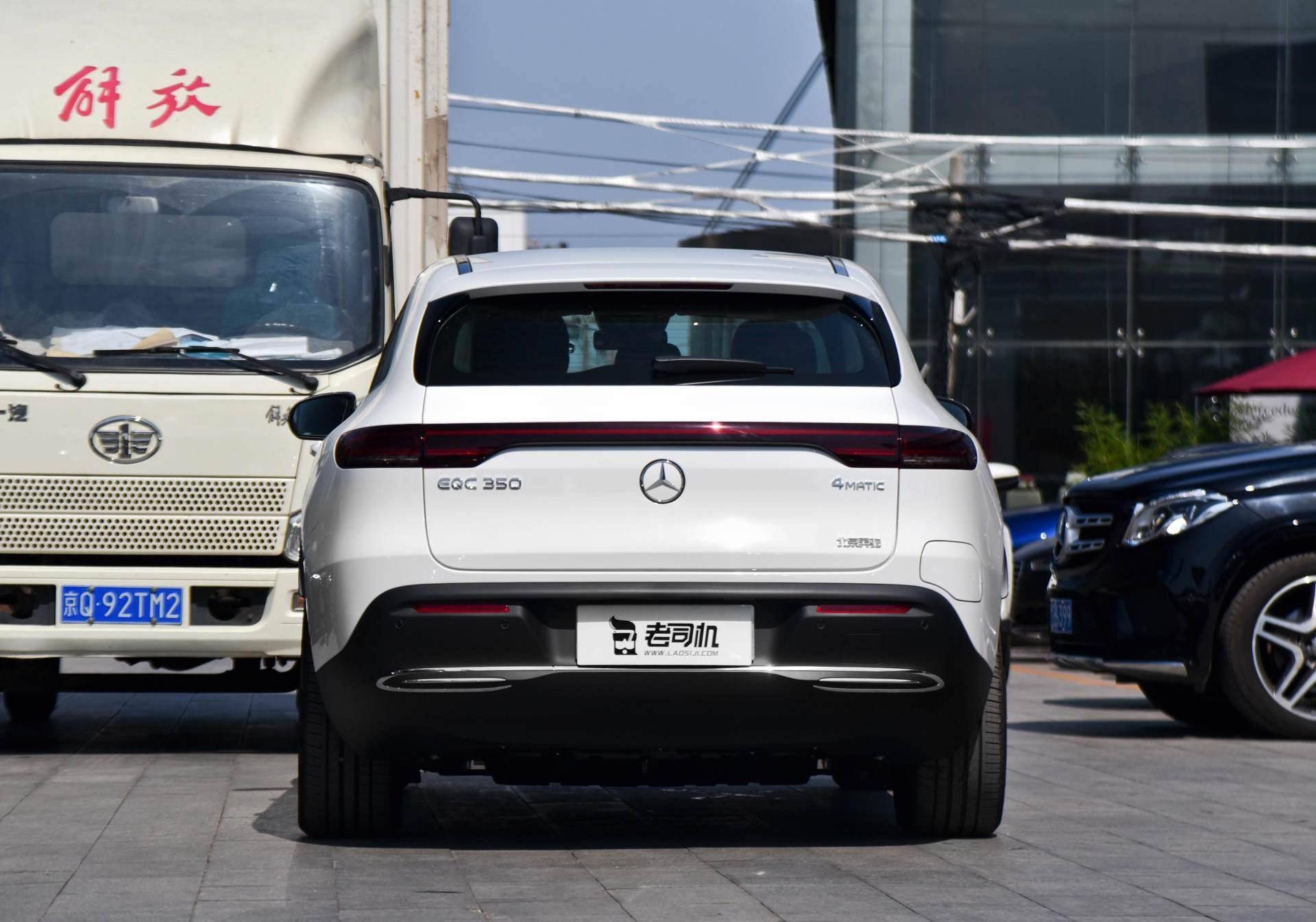 车尾简洁的贯穿式尾灯设计也不像是奔驰的设计语言,同时保险杠非常高