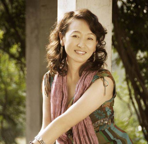 这个女演员是哈斯高娃,她是蒙古女演员.哈斯高娃出生在普通家庭.