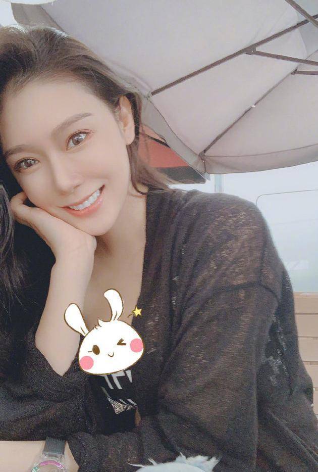 表示自己从来没有通过那件事占什么便宜,更没有因此改善生活和工作