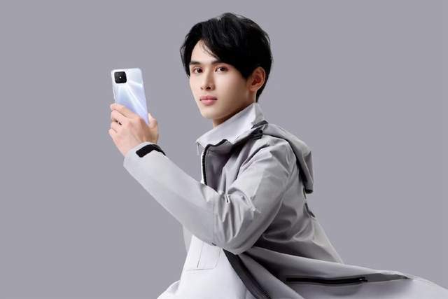 官方也拿出了代言人的海报,这位代言人是荣耀play系列产品经理韦骁龙