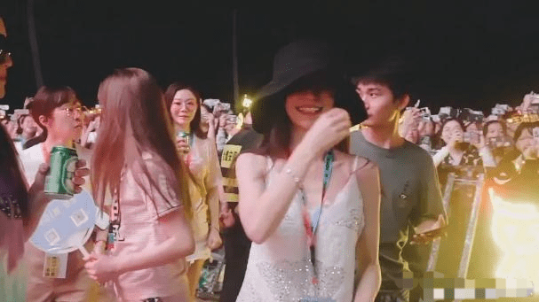 baby三亚度假犯烟瘾吞云吐雾素颜憔悴差点没认出来