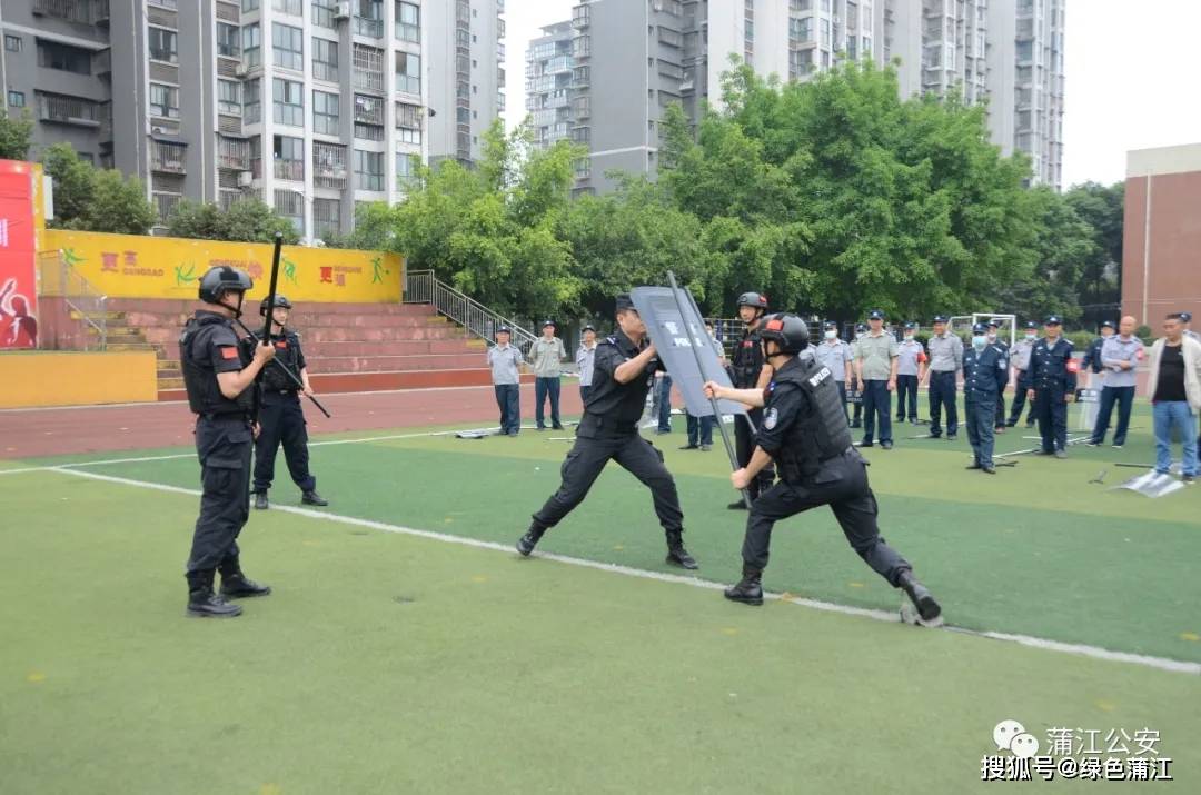 进行盾棍战术组合培训