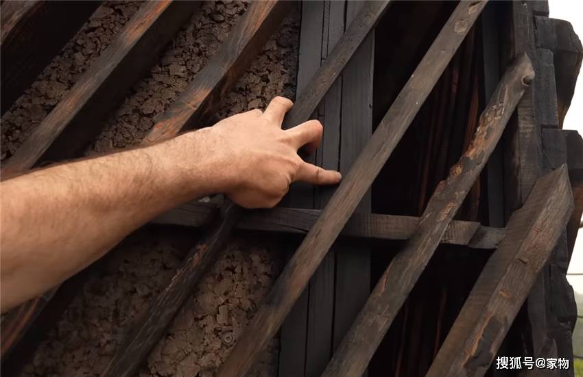 他用40棵松树 在荒山野林建起小屋 屋顶种菜生活自给自足 小哥