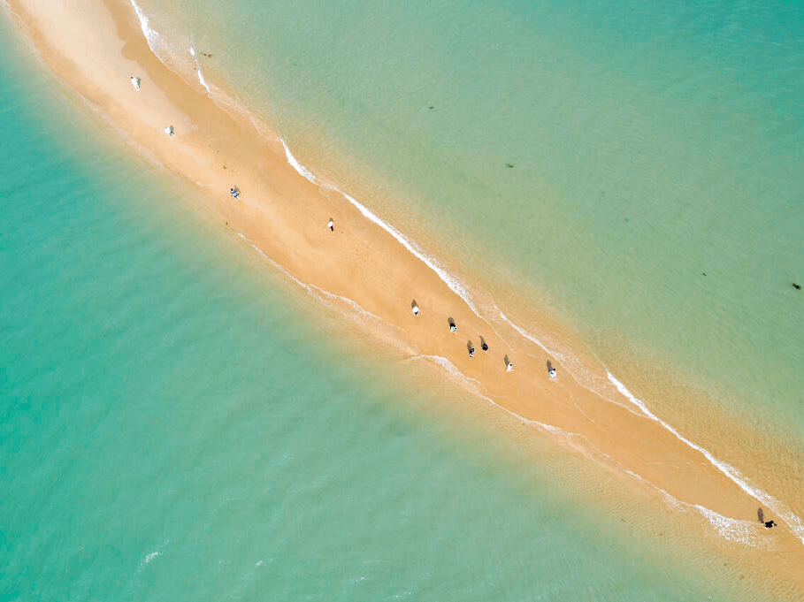 退潮后大海中间出现一个像鱼骨形状的沙滩