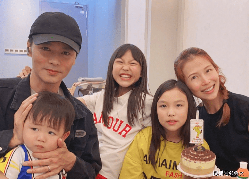 张晋一家五口罕同框！蔡少芬吐舌搞怪精神佳，身形单薄打扮潮_汤圆