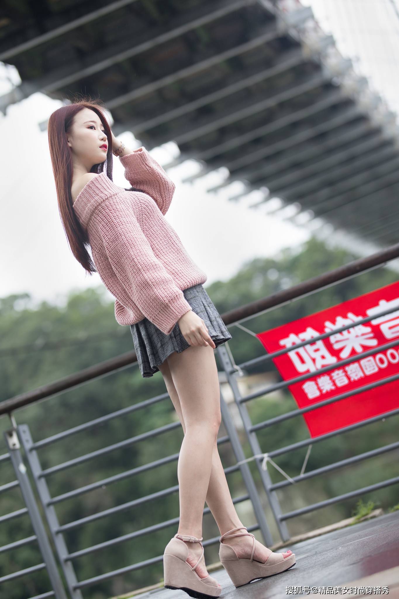 长袖冰丝衫百褶短裙搭配盘带垫跟凉鞋上暖下凉的感觉美美哒