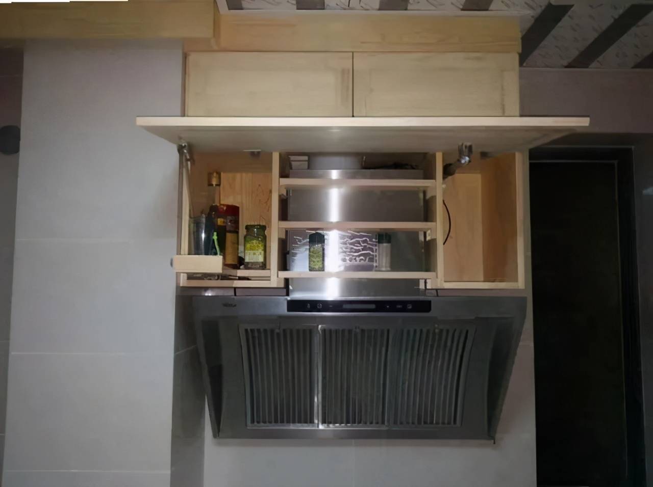 都会打上柜子,用柜门一遮,的确看着不碍眼了~74油烟机排风管