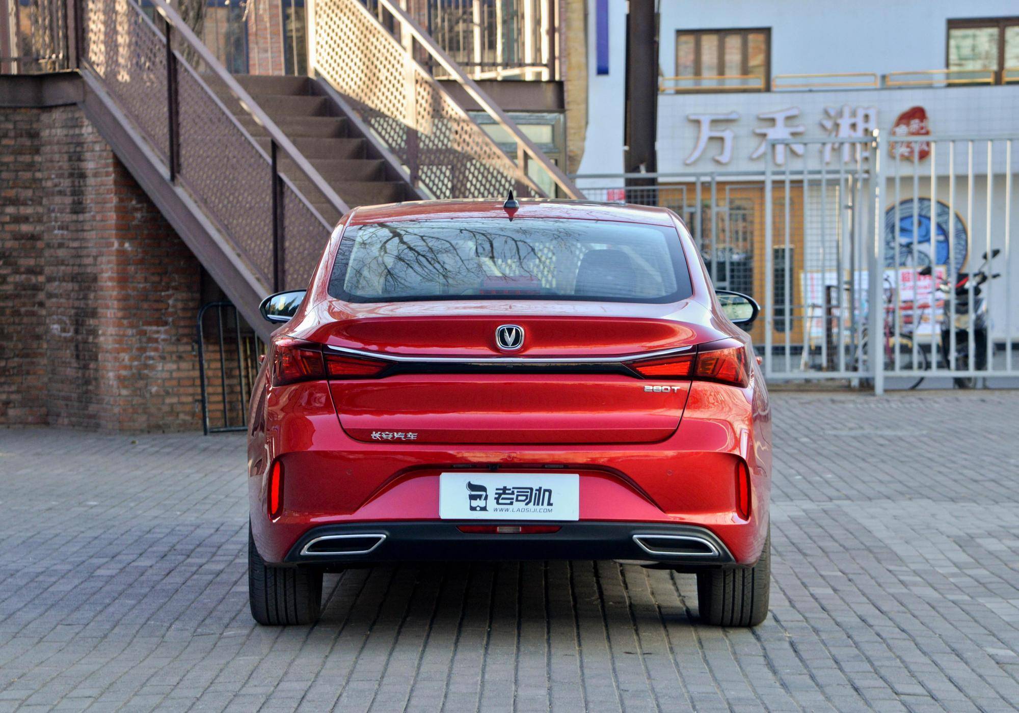 好看又实惠的家用车,空间大油耗低,实拍长安逸动