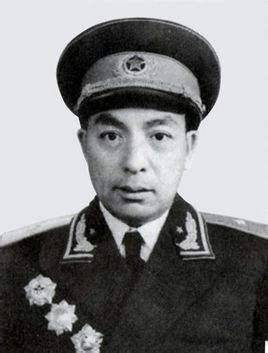 小小年纪就经历了四次生离死别的黎光早已明白死亡的意义,他强迫自己