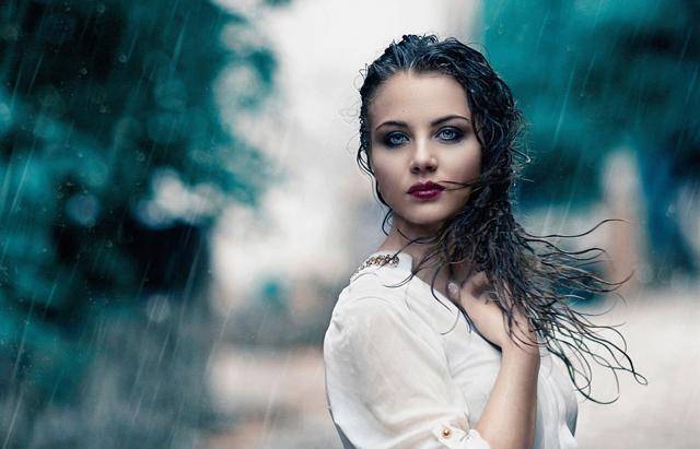 这幅画名叫《雨中女郎》,它是由乌克兰一位名叫斯兰特兰娜·捷列茨的