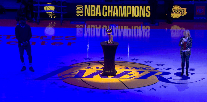 湖人正式揭晓总冠军旗帜!双巨发言满脸笑容,詹眉紧抱美女老板