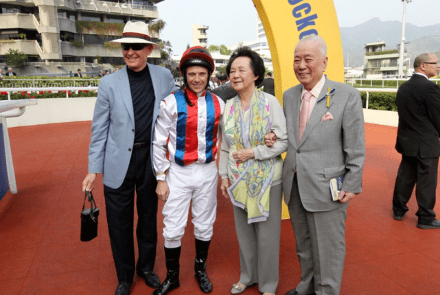 李嘉欣婆婆去世,她低调奔丧还要忍受网暴,讣告揭开其特殊地位