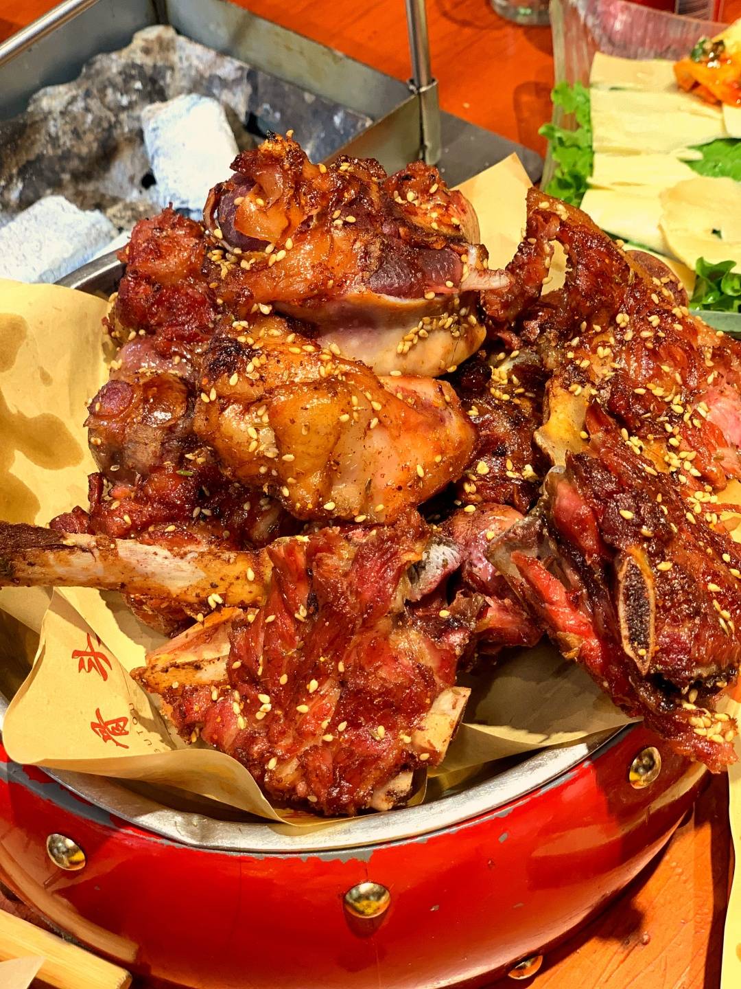 长春网红店的特色烤骨头,辣卤系列上新了,排队爆满也得吃