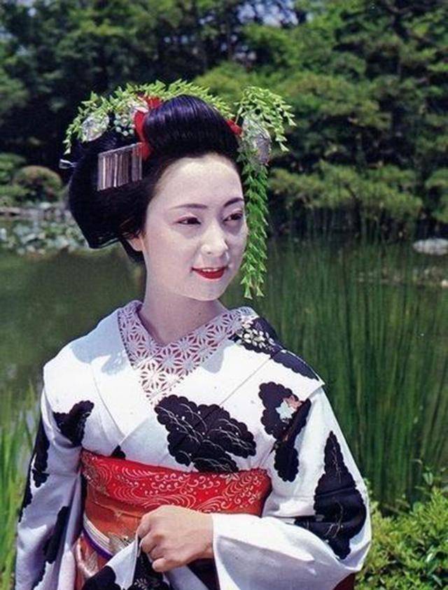 日本花魁岩崎峰子 宴会上被英国女王嘲讽后 故意靠近侍奉亲王 生活