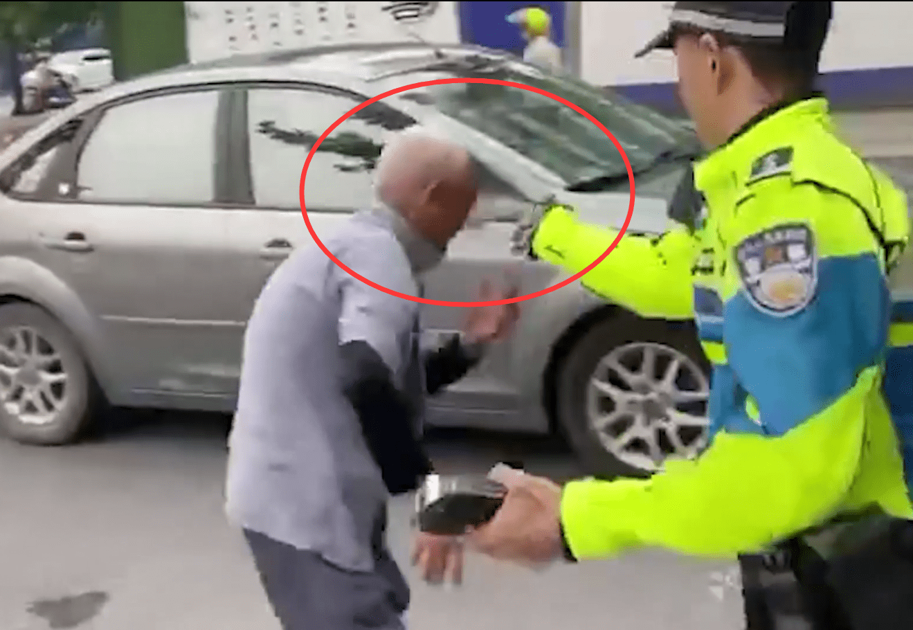 杭州一90岁老人遭交警喷辣椒水警方通报行为不当已停职处理