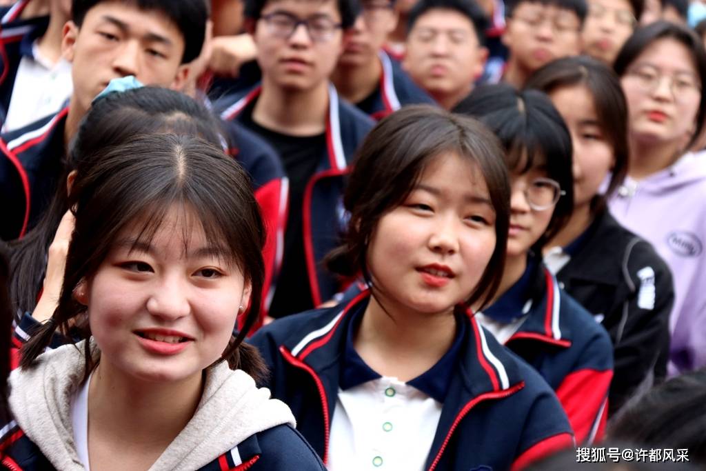 高一5班马佳茵,郑童予等同学的新疆舞蹈《亚丽古娜》,以独特的民族