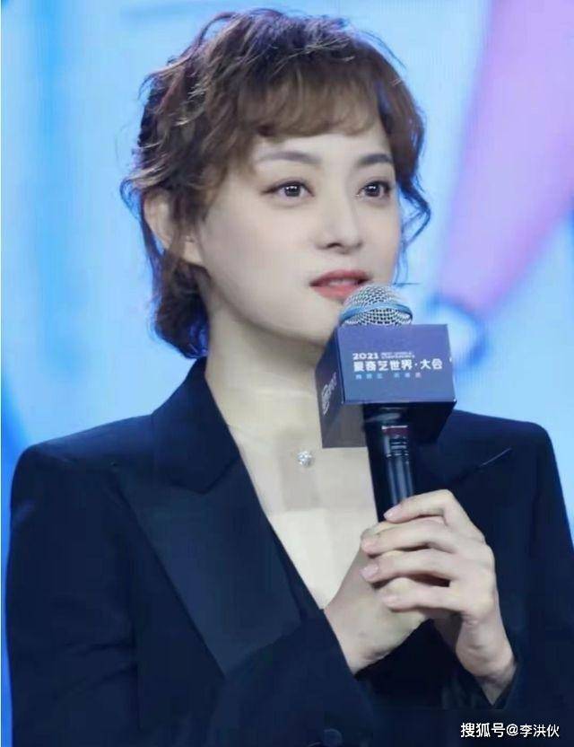 孙俪新造型亮相新剧发布会,小女生了不少