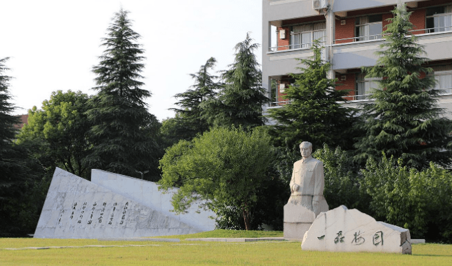 只不过江苏还有南师附中,南京外语学校等都比较有名,所以淮阴中学在