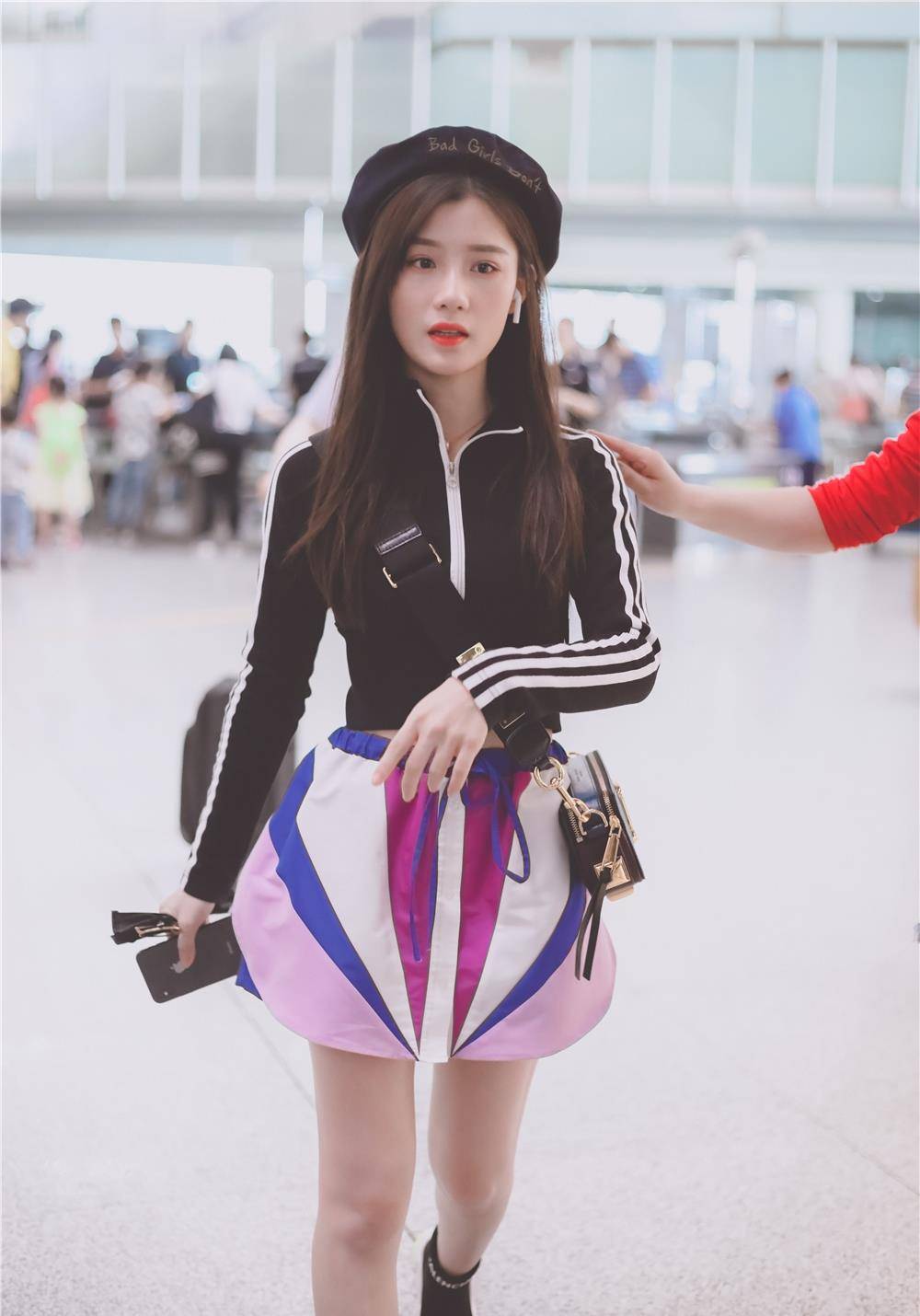 原创陈意涵才是"小腰精",穿露脐夹克配短裙秀蚂蚁腰,这身材真撩人