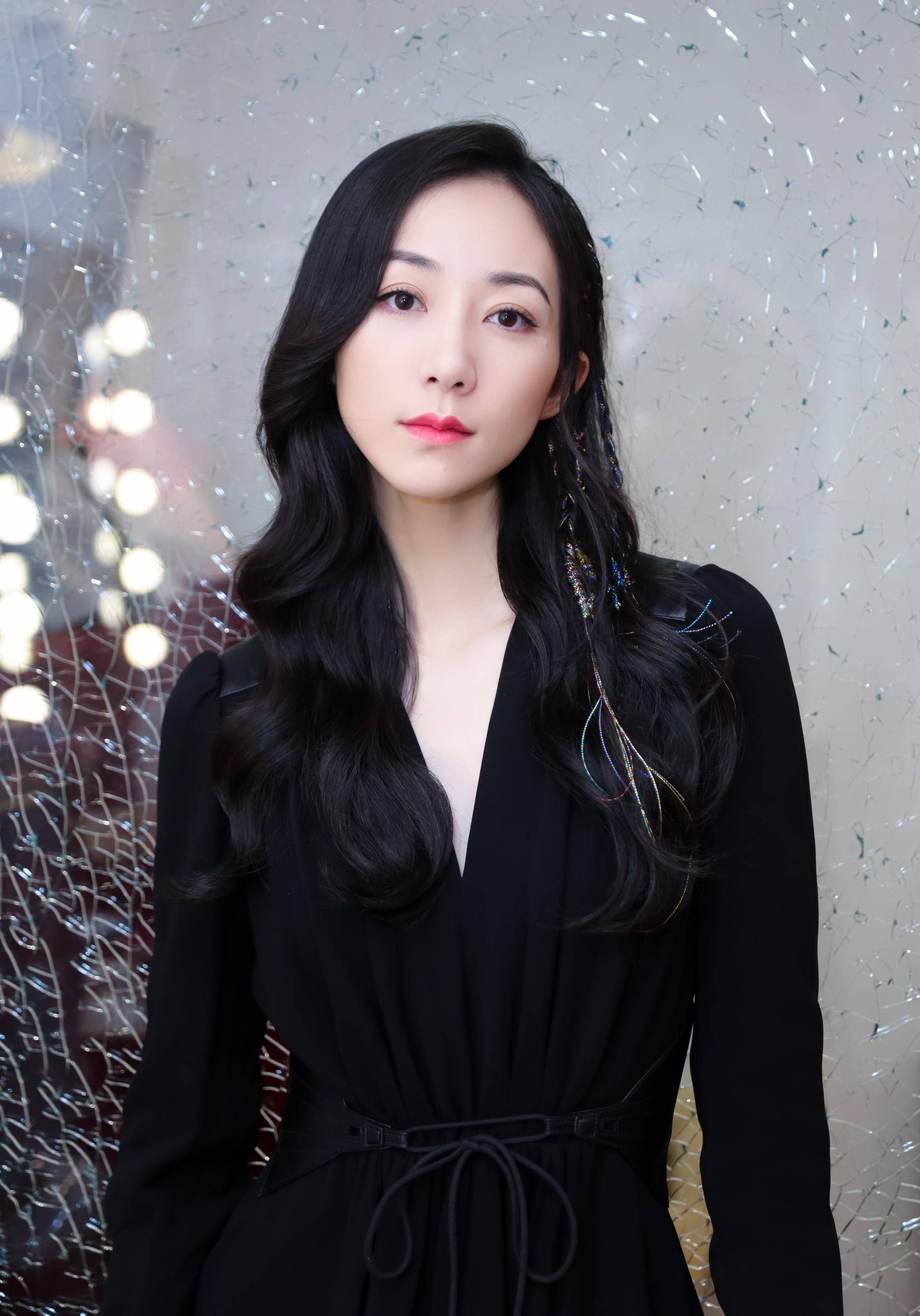 原创36岁韩雪化身黑天鹅,一袭深v黑色裙优雅妩媚,美丽又有气质!