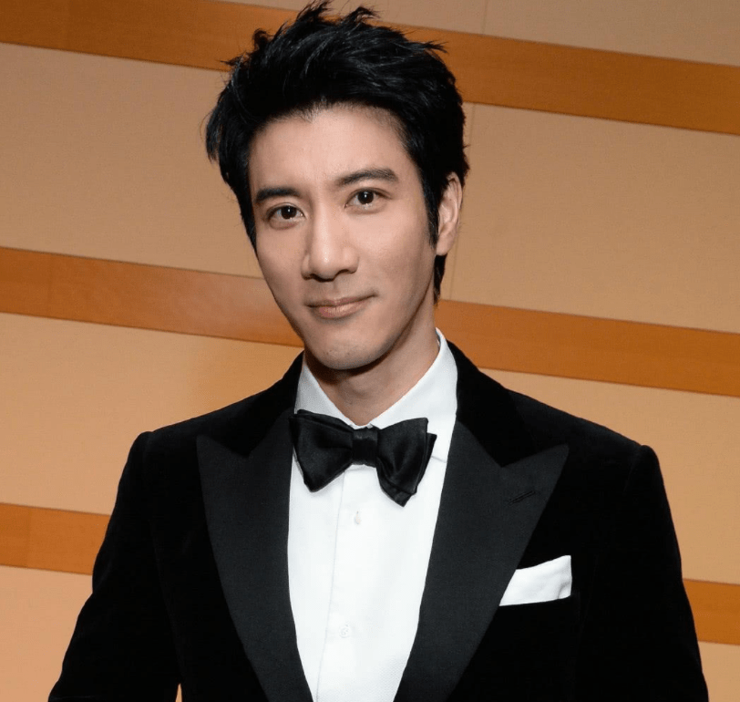 王力宏晒自拍,络腮胡脏辫造型显"邋遢",意外撞脸于和伟_胡子