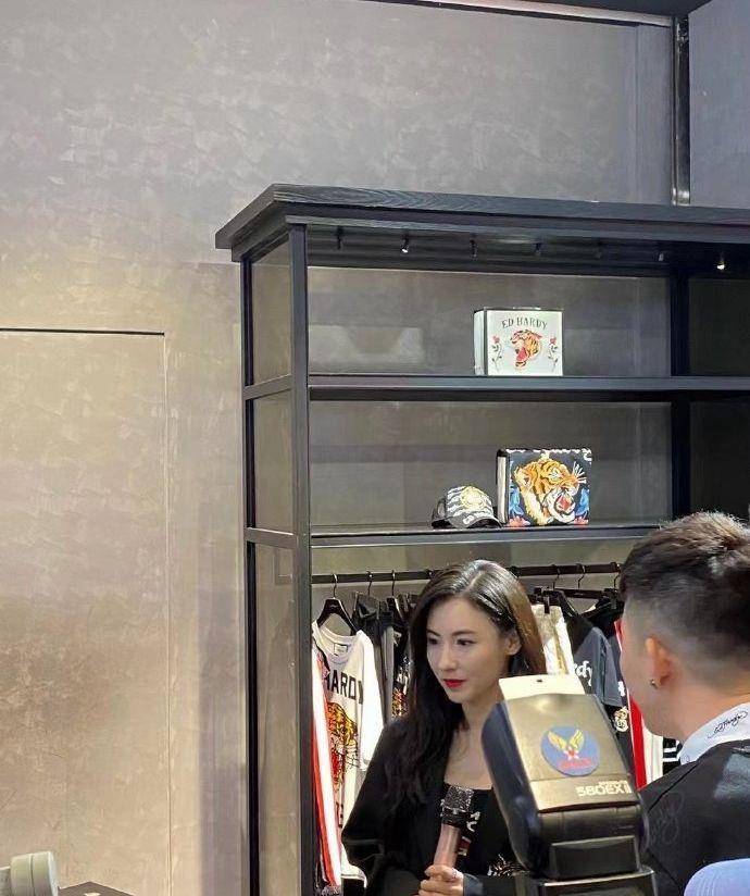 张柏芝现身郑州活动现场吸引粉丝前来围观