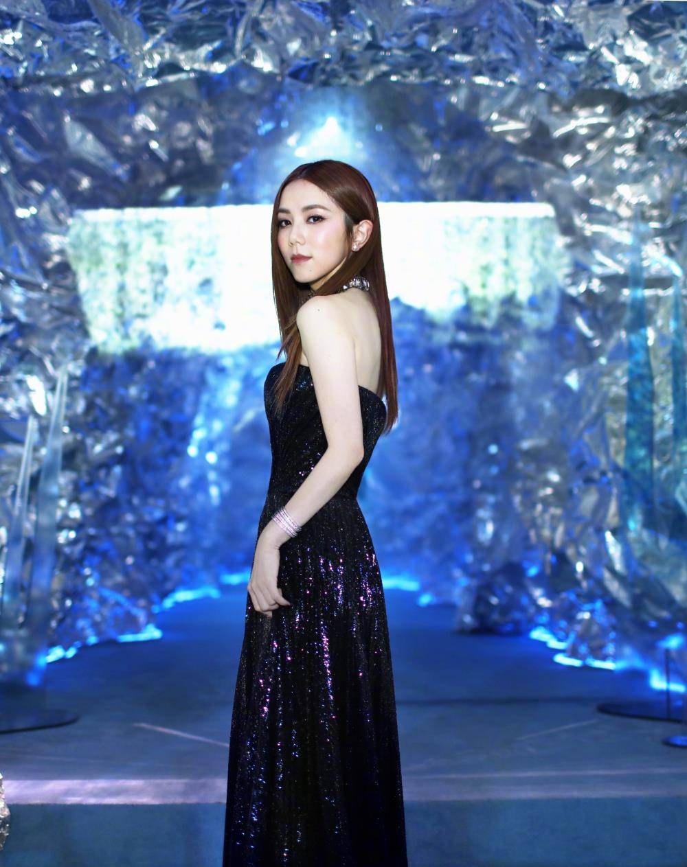 原创邓紫棋美出新高度,一袭抹胸长裙温婉优雅,160身高也能slay全场