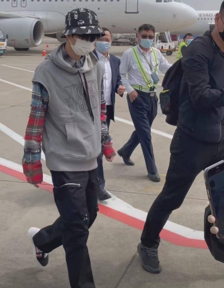 原创王俊凯现身长沙录制节目比起易烊千玺和王源他的发展太佛系了