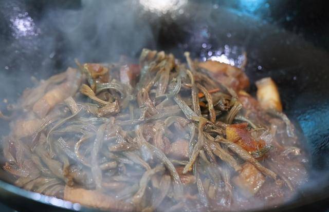 食材|干豆角怎么吃？教你炖肉贴秋膘，豆角吸满了汤汁，混着米饭太香了