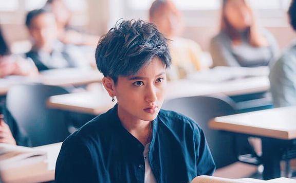 她女扮男装被称最智障女主,鞠婧祎都要逊色三分,现变"真汉子"_郑靓歆