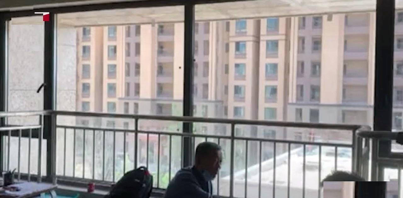 带女朋友回家在地下室关在地下室的女孩 自媒体热点