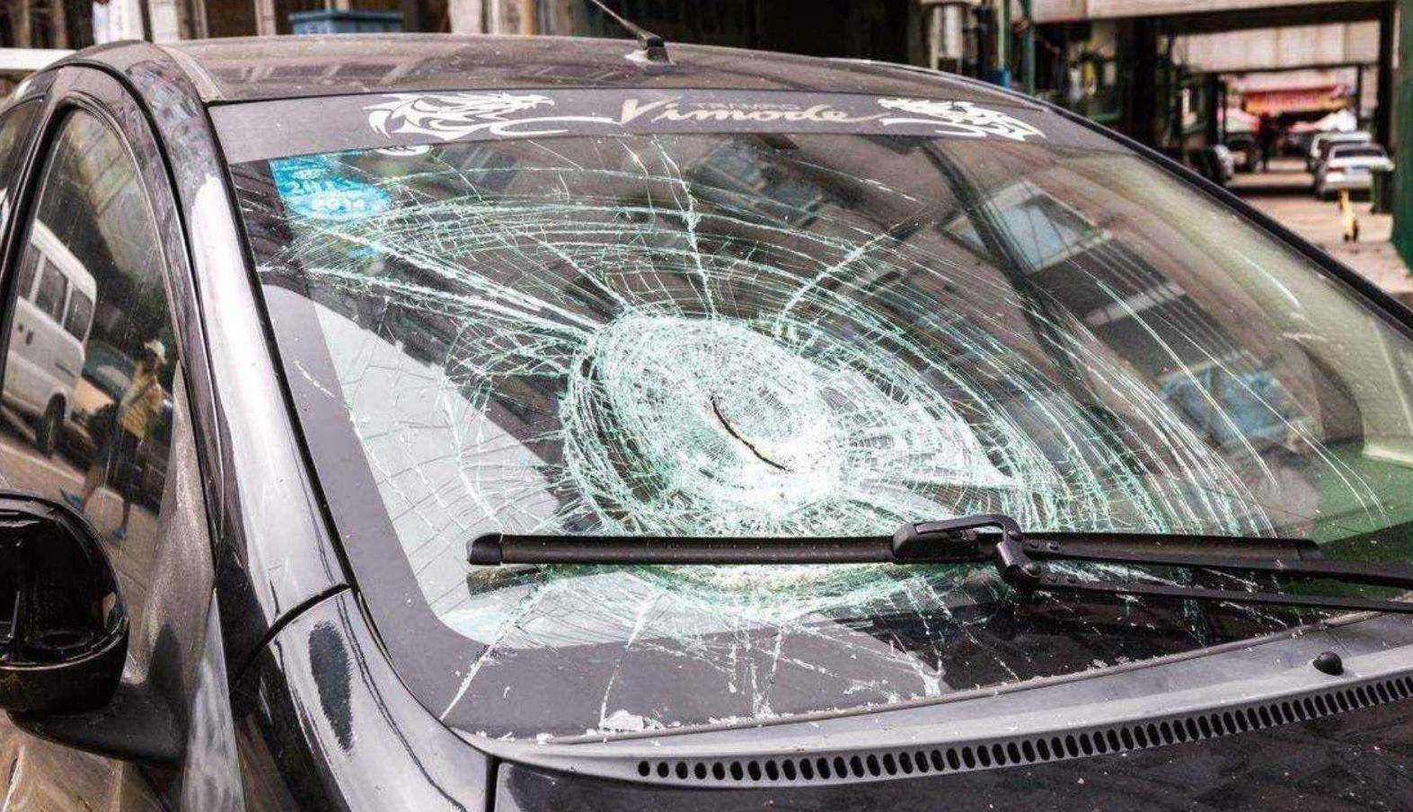 挡风玻璃被砸碎车主因为说了一个是保险公司拒绝赔偿