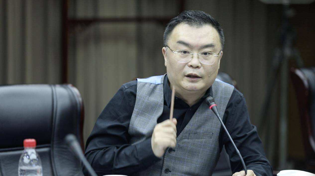 资深评论家 石述思