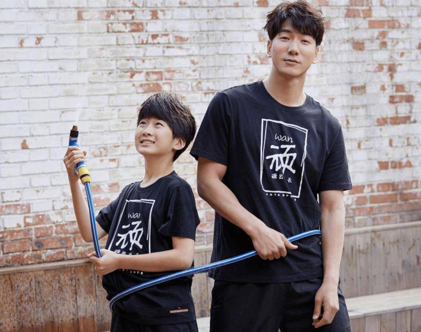 13岁的天天近照上热搜张亮的儿子叫张悦轩,当时他上节目的时候只有6岁