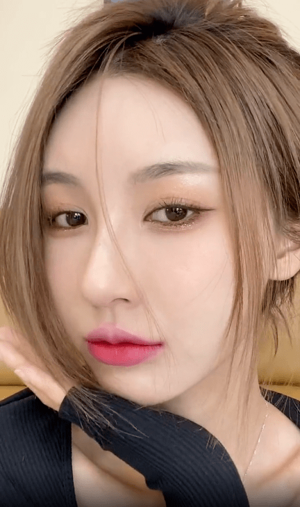 原创美女网红贝拉酱晒纯素颜视频肤色暗沉黑眼圈严重网红妆前妆后差异