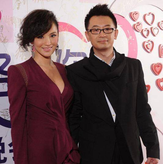 2012年,这位大佬下海创业,成立"耀客传媒",随即签约张萌为旗下艺人.