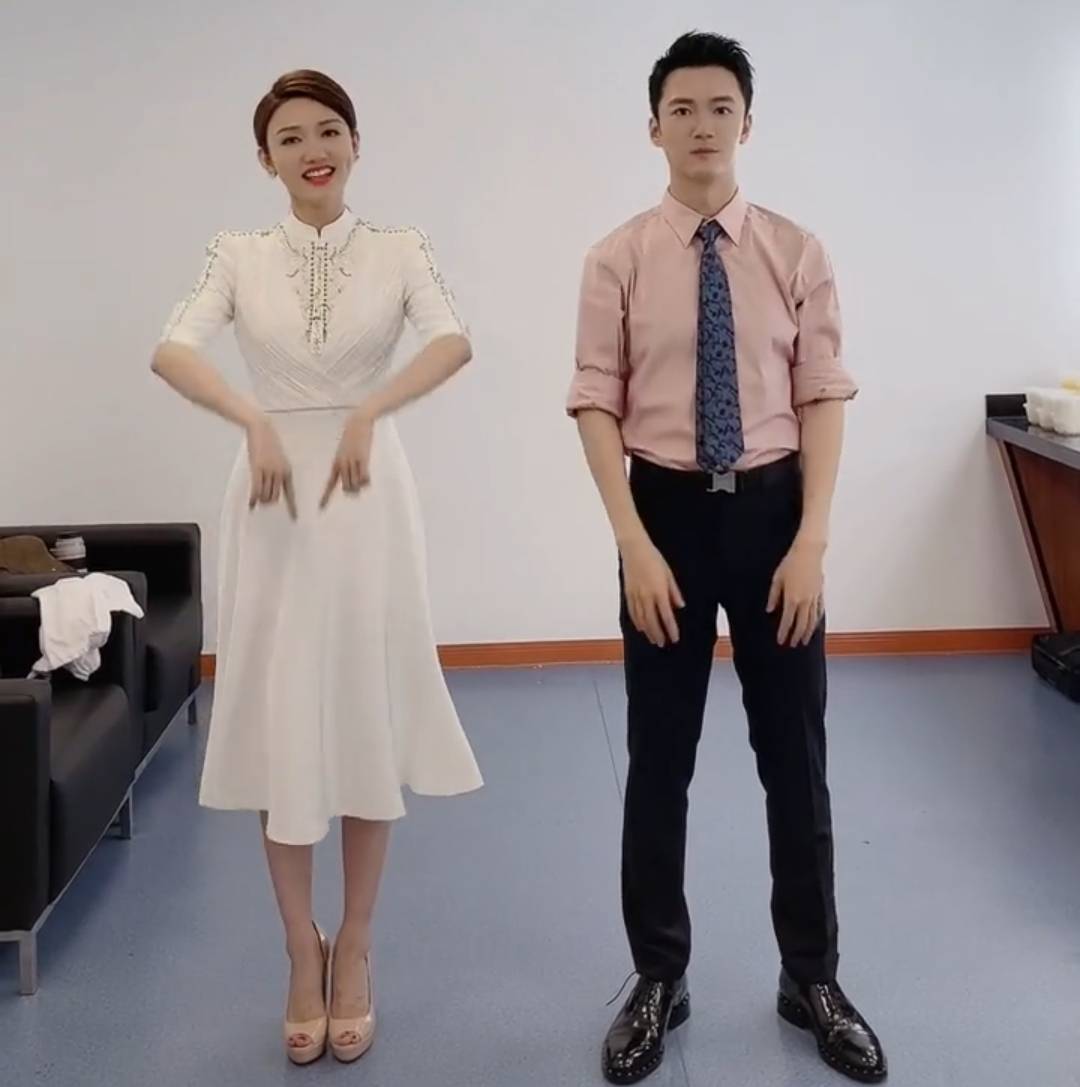 原创央视主持张韬与龙洋太般配互做爱心氛围好暧昧网友喊话在一起