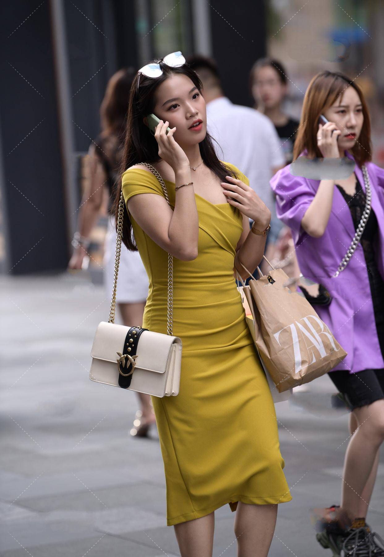 原创土黄色宽领双肩交叉修身包臀裙配白色链条包丰满女性的日常服饰