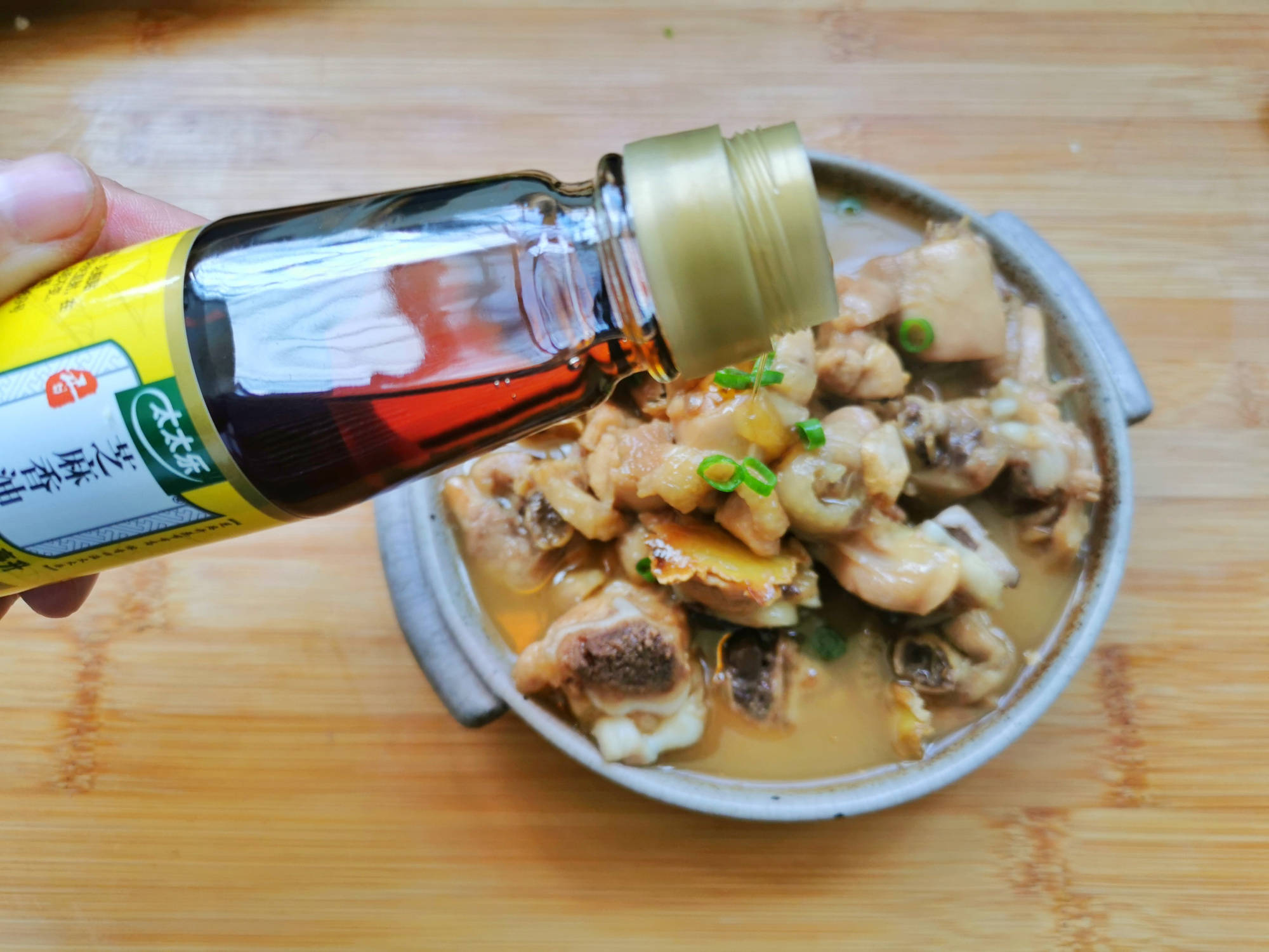 原创
            台湾女人坐月子吃的麻油鸡，用米酒代替清水，滋补暖身，连汤喝完
                
                 