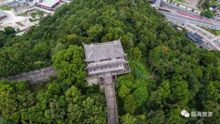 百步峻上的白云楼是整座江南长城的最高处,站在楼上远眺,大半个临海的
