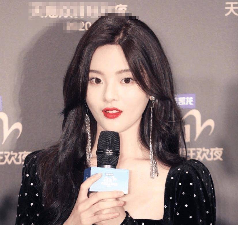 原创杨超越不惧撞衫,黑色小花裙加腰带,气质完全不输金子涵