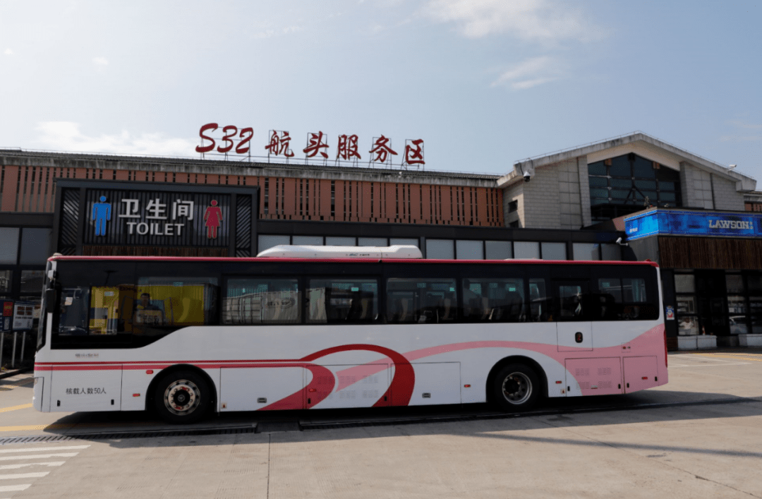 在途经长兴岛服务区或航头服务区时,可停靠10—15分钟,供乘客休息.