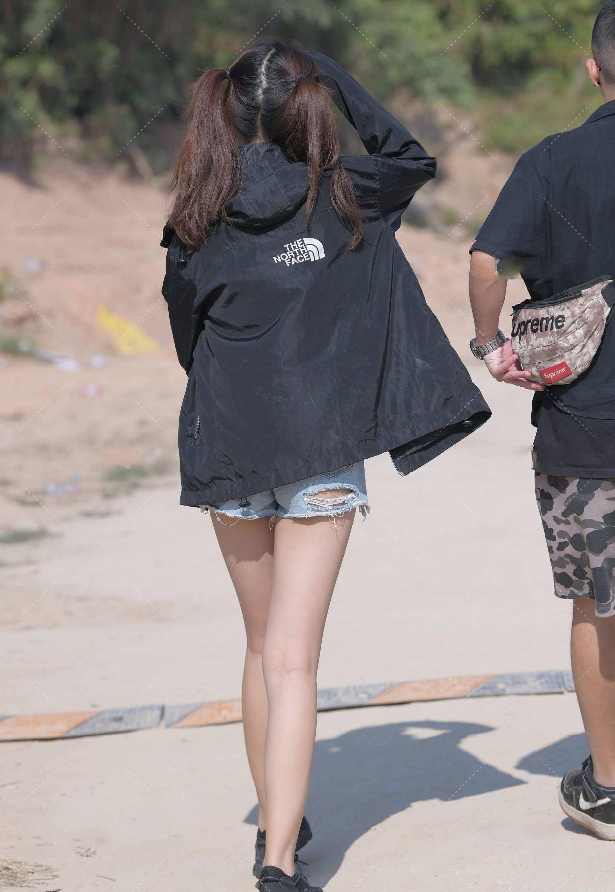 原创短袖搭配牛仔短裤具体穿着风格完全取决于单品款式的选择