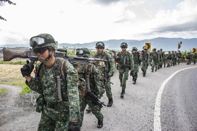 原创美军进驻新竹基地?"威尔伯"号穿越台湾海峡 中俄同时反制