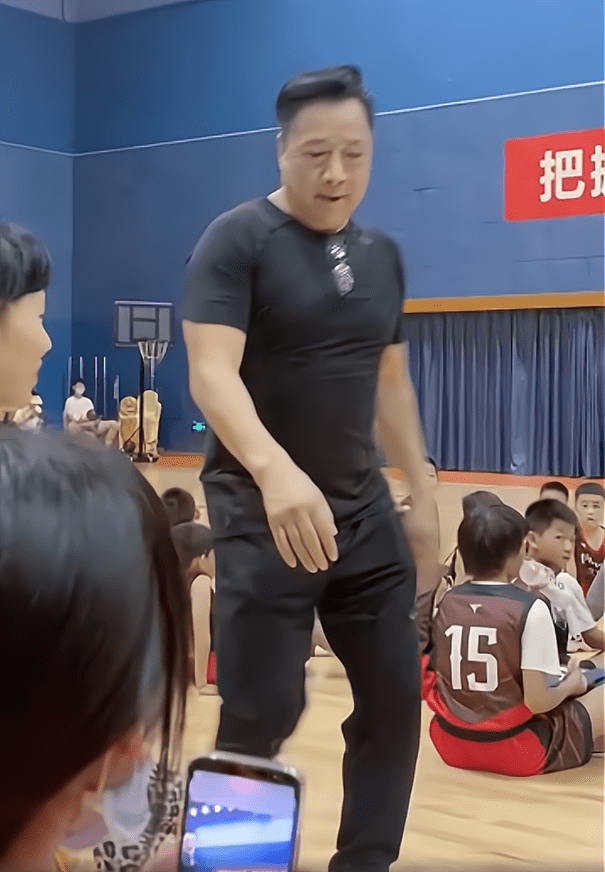 原创网友抹黑胡明轩美女妈妈连发3条动态警告网友溺爱过度了