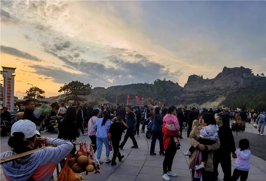 看大戏逛庙会二郎山上祈福纳祥成时尚