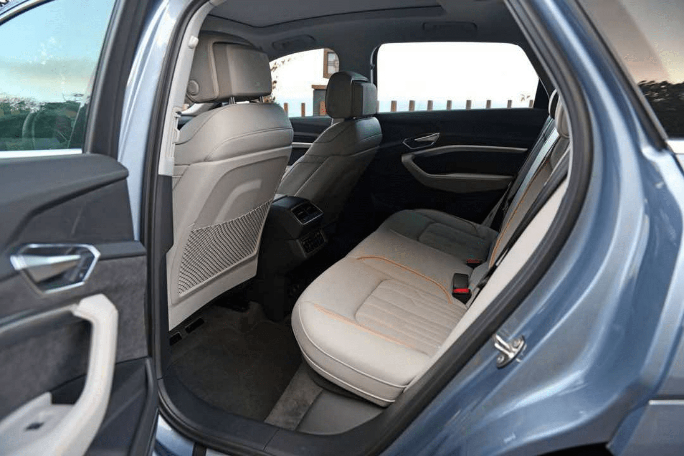 奥迪e-tron的后备厢也足够规整,后排座椅同样支持按比例放倒,放倒后可