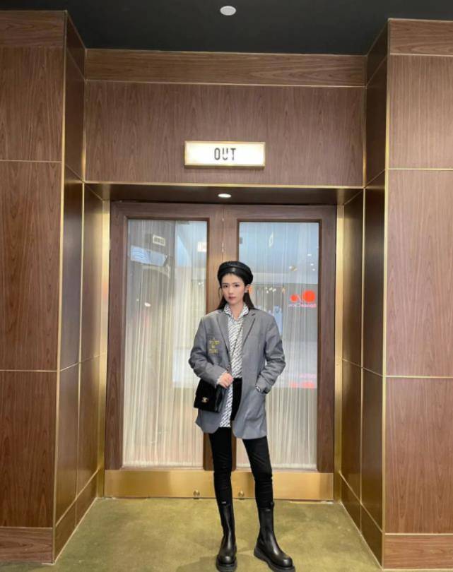 白鹿为显腿长把长裤塞进毒汁靴里不料腿超细